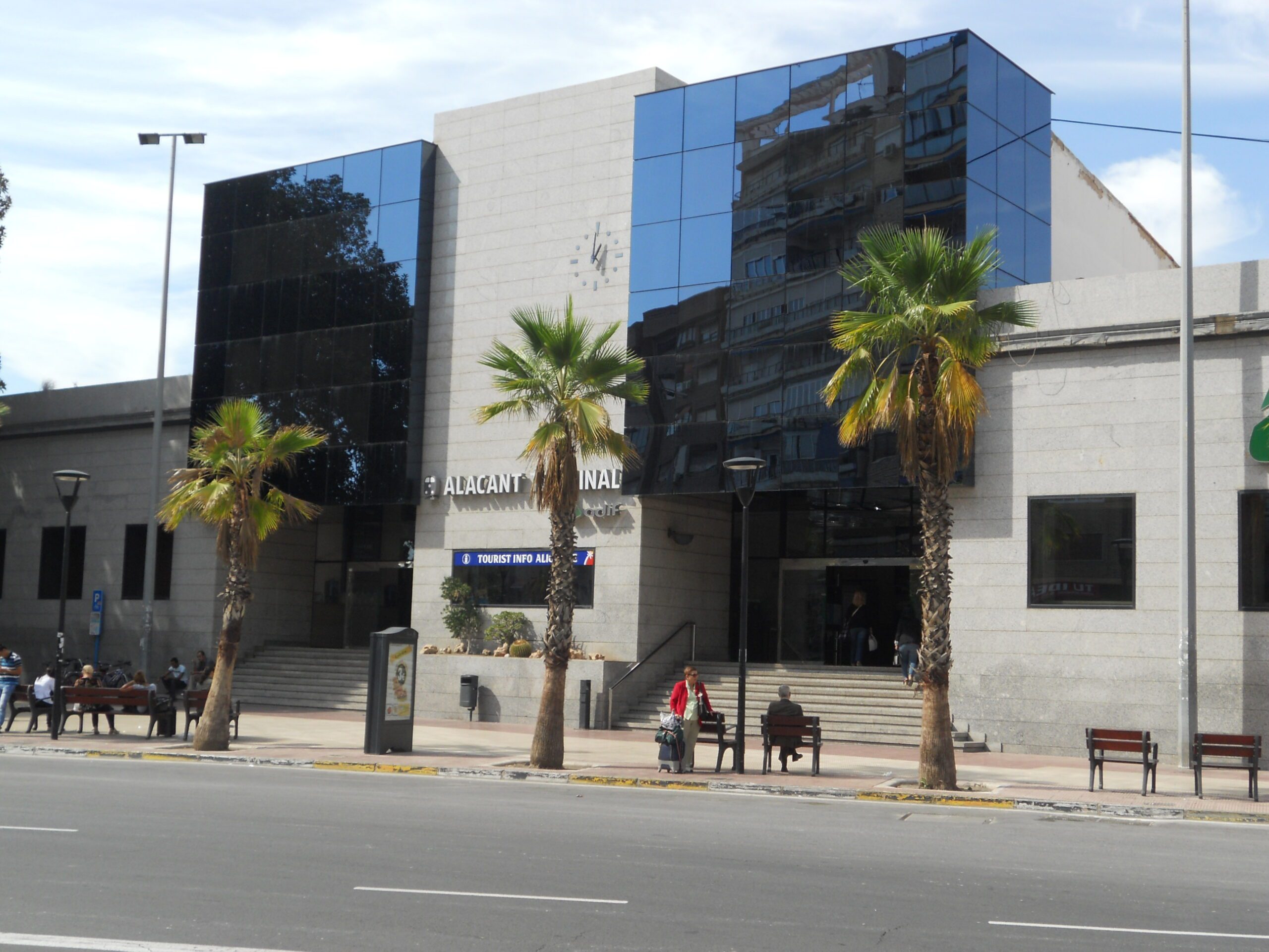 Transfer privado a la estación de Renfe de Alicante con Transfer4U