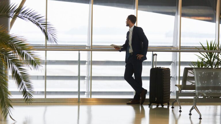Cómo manejar largas escalas en los aeropuertos